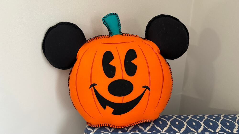 Disney Parks Exclusive Mickey Mouse "Hey Pumpkin" Halloween Pillow